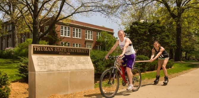 students-by-campus-gates-on-the-quad