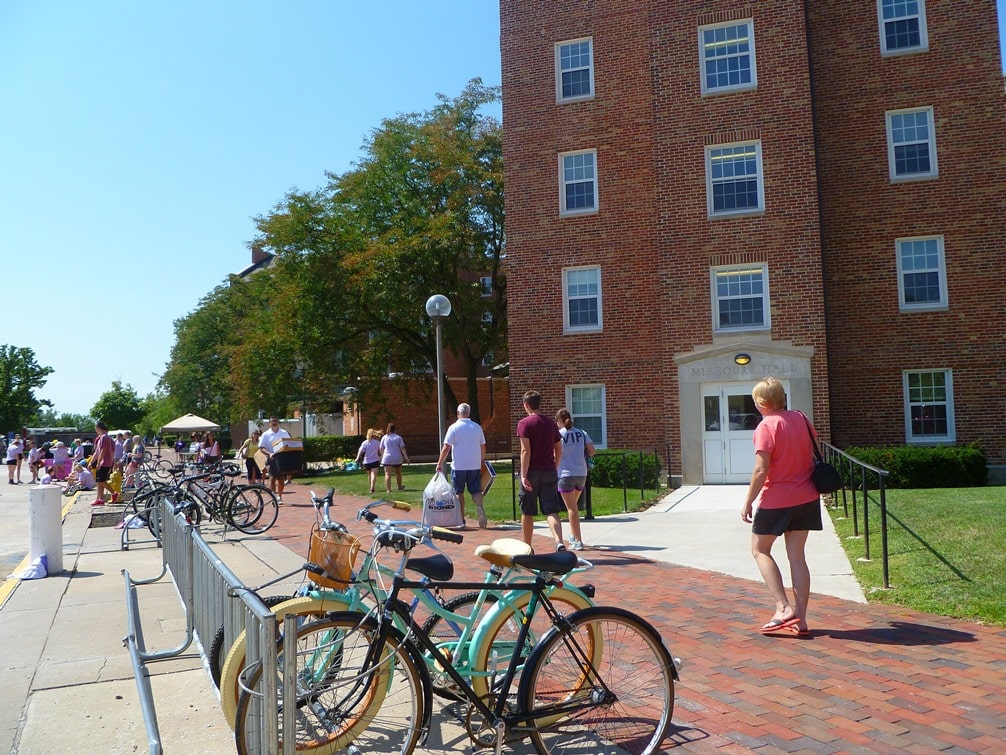 Volunteers help new students move into residence halls on Move-In Day